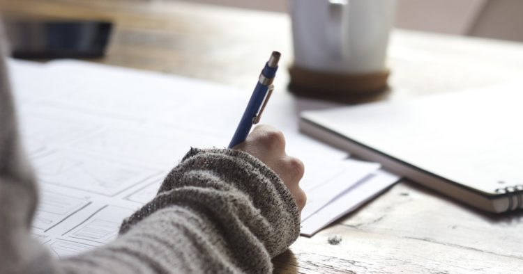 高中學生在教室裡使用筆電準備 PSAT/NMSQT 數位測驗